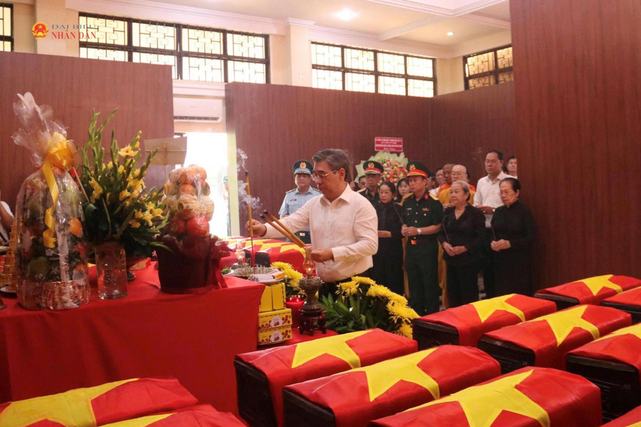 Phó Bí thư Thành ủy TP. Hồ Chí Minh Nguyễn Phước Lộc dâng hương liệt sĩ và động viên lực lượng tìm kiếm tại công viên Lê Thị Riêng