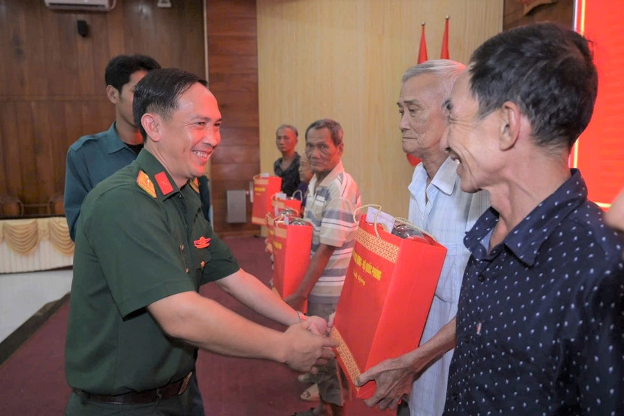 An Giang: Quân ủy Trung ương trao các phần quà ý nghĩa đến gia đình chính sách