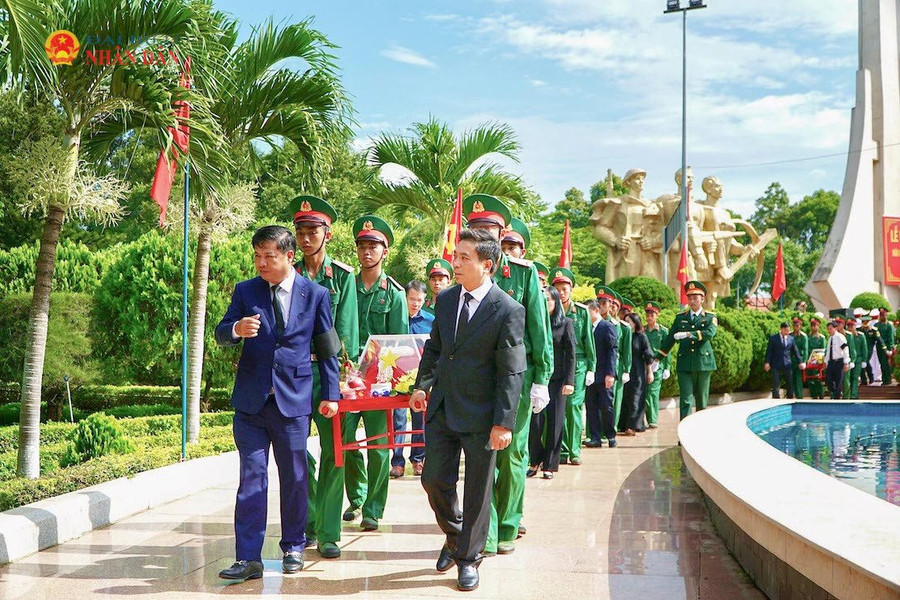 Phó Chủ tịch Quốc hội Nguyễn Doãn Anh dự Lễ truy điệu, an táng 27 hài cốt liệt sĩ quân tình nguyện và chuyên gia Việt Nam hy sinh tại Campuchia