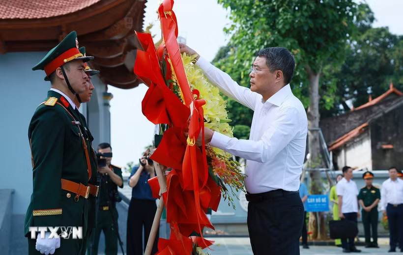 Thủ tướng Lê Minh Hưng tri ân các Anh hùng liệt sỹ tại tỉnh Lạng Sơn