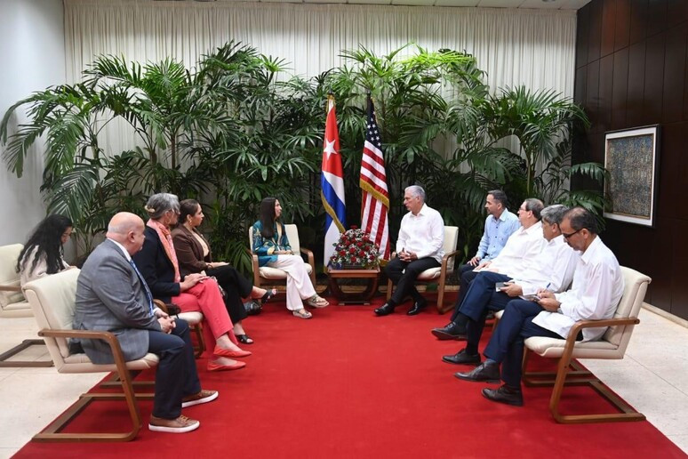 Một nhóm hạ nghị sĩ Mỹ kêu gọi Nhà Trắng dỡ bỏ trừng phạt sau khi thăm Cuba