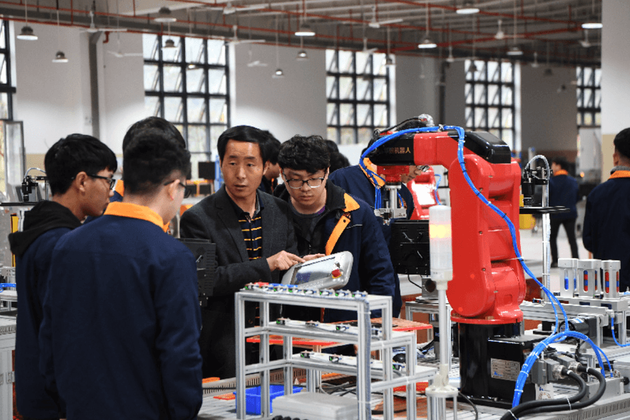 Trung Quốc mở thêm 27 ngành học mới, đón đầu làn sóng AI và robot hình người