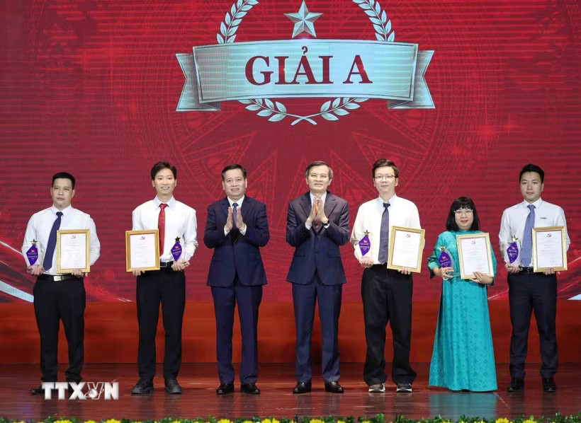 Trao giải cuộc thi "Bảo vệ nền tảng tư tưởng của Đảng trong kỷ nguyên mới"
