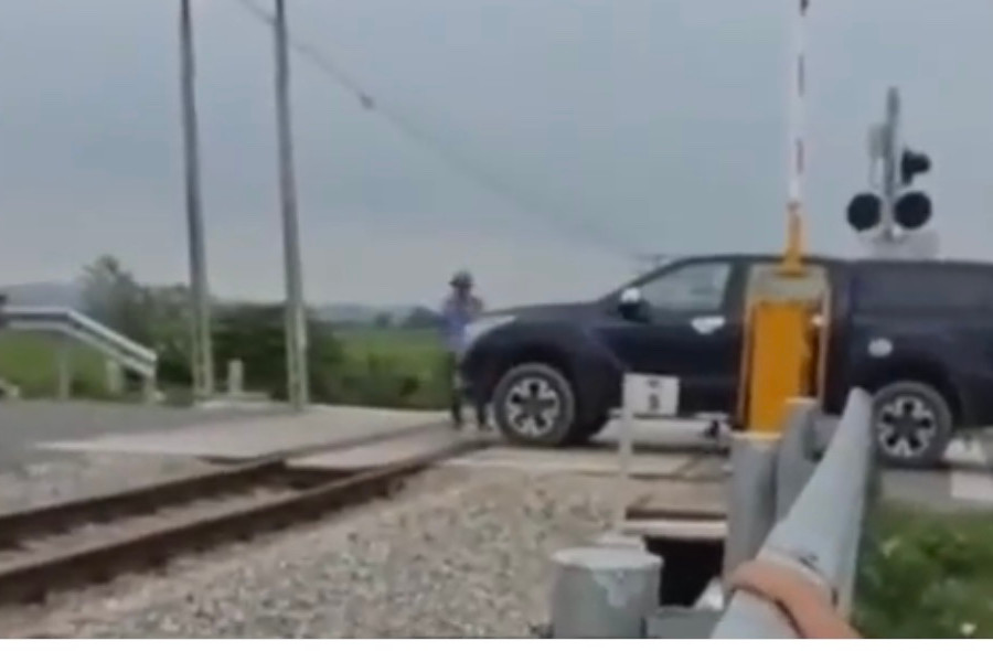 Nghệ An: Nữ tài xế vượt rào chắn đường sắt bị tước giấy phép lái xe, phạt 19 triệu đồng