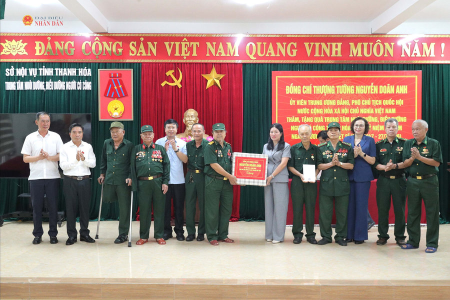 Phó Chủ tịch Quốc hội, Thượng tướng Nguyễn Doãn Anh thăm, tặng quà người có công tại Thanh Hóa
