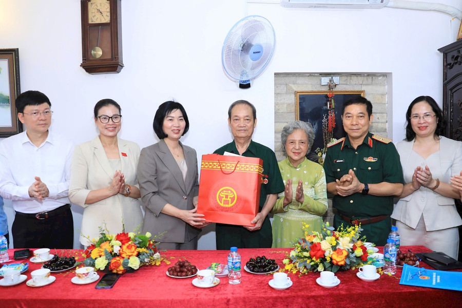Chủ tịch HĐND thành phố Hà Nội thăm, tặng quà thương binh tiêu biểu tại phường Bồ Đề