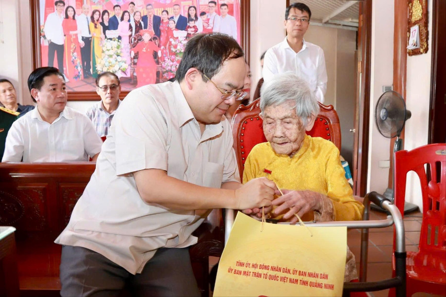 Bí thư Tỉnh ủy Quảng Ninh Quản Minh Cường thăm, tặng quà Mẹ Việt Nam Anh hùng, thương binh, người có công