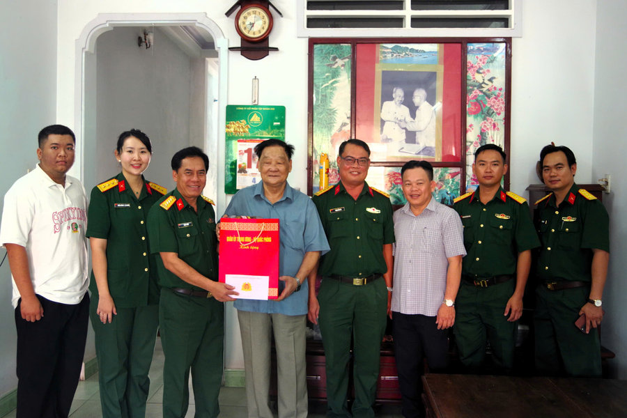 Bộ Chỉ huy Quân sự tỉnh An Giang thăm, tặng quà gia đình chính sách