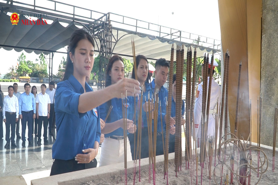 Đoàn Thanh niên Quốc hội dâng hương tri ân các Anh hùng liệt sĩ tại Quảng Trị