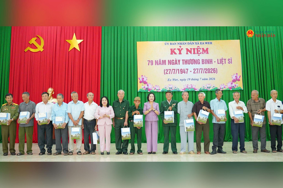 Phó Chủ tịch Quốc hội Nguyễn Thị Thanh thăm, tặng quà người có công tại Đắk Lắk