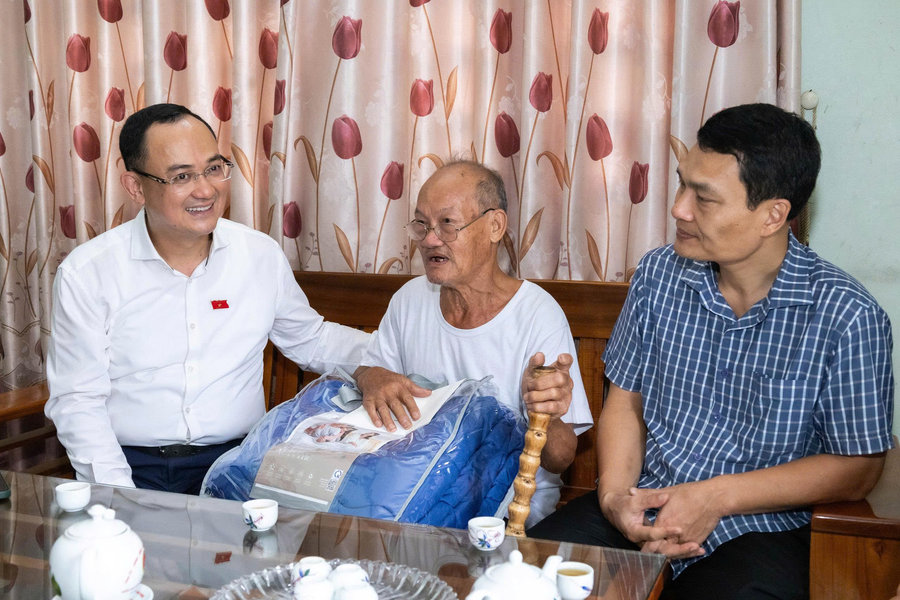 Đại biểu Quốc hội Nguyễn Ngọc Sơn thăm, tặng quà các gia đình chính sách tại xã Cẩm Giàng