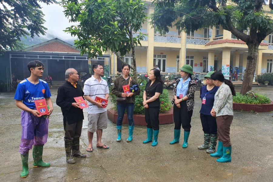 Thường trực HĐND tỉnh Lai Châu thăm hỏi, hỗ trợ người dân vùng lũ tại xã Mường Than