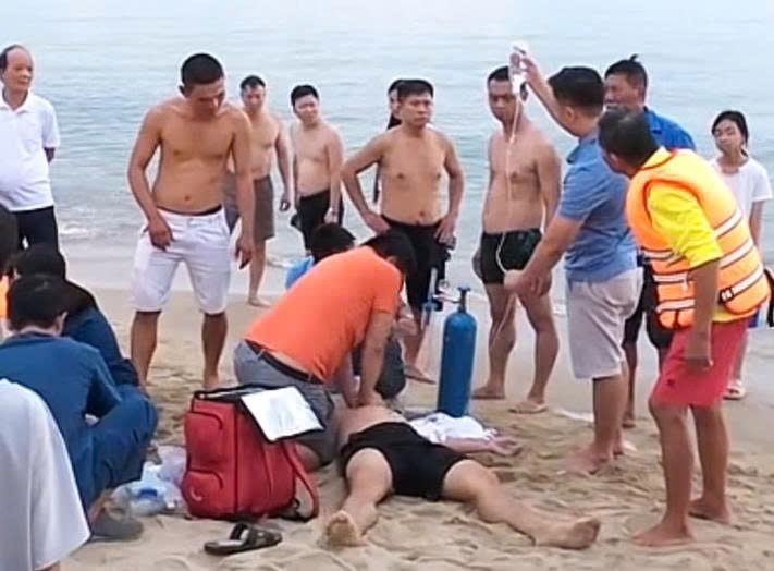 Nhóm y bác sĩ cứu sống du khách ngừng tuần hoàn ở biển Nhật Lệ