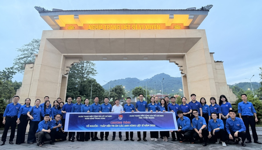 Tuổi trẻ Vietcombank tham gia chương trình "Về nguồn - Thắp nến tri ân các Anh hùng Liệt sĩ" tại Tuyên Quang