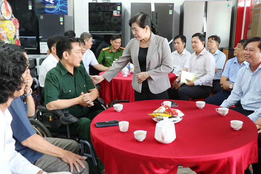 Trưởng Đoàn ĐBQH tỉnh Đồng Tháp Châu Thị Mỹ Phương thăm, tặng quà thương binh làm kinh tế giỏi