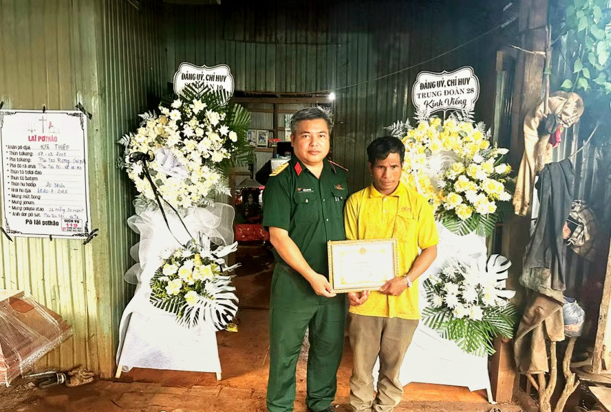 Hạ sỹ Kpă Thiêp dũng cảm cứu sống hai người dân