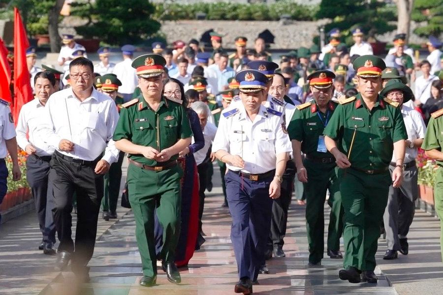 Cảnh sát biển Việt Nam tri ân Anh hùng liệt sĩ, đồng hành cùng quân và dân Côn Đảo
