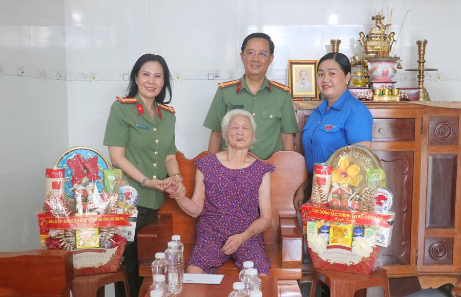 An Giang: Cục Công tác chính trị, Công an An Giang thăm, tặng quà Mẹ Việt Nam anh hùng