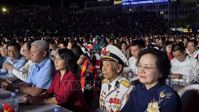 Phó Thủ tướng Phạm Thị Thanh Trà dự chương trình nghệ thuật đặc biệt "Mãi mãi tuổi 20"
