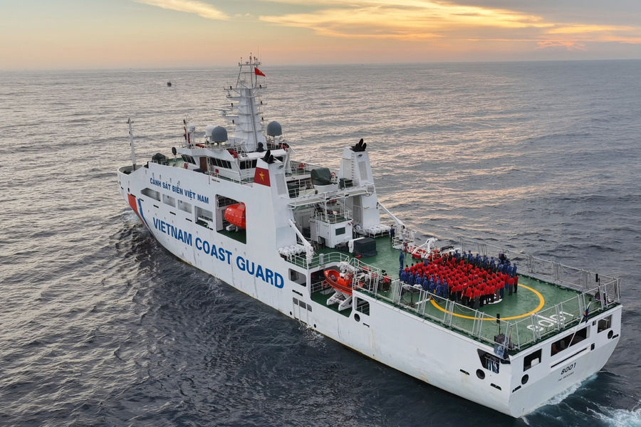 Cờ Tổ quốc tung bay trên vùng biển Nam Trung Bộ