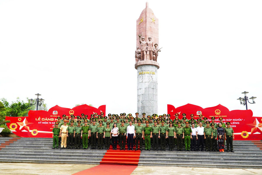 Đoàn Đại biểu Đảng ủy Công an Trung ương dâng hương tại Khu di tích lịch sử Quốc gia Ban An ninh Khu IX