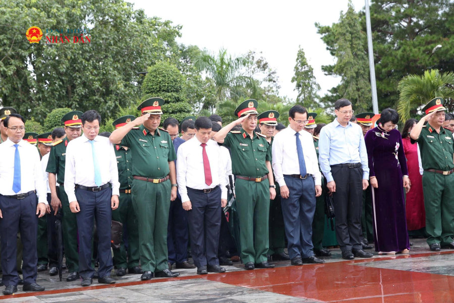 Phó Thủ tướng Phan Văn Giang dâng hương tri ân các Anh hùng liệt sĩ tại Lâm Đồng