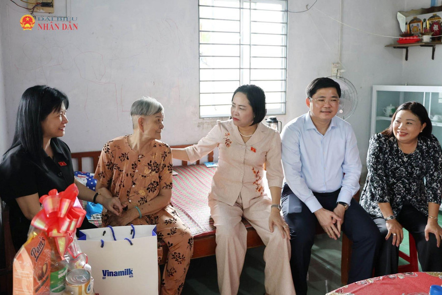 Phó Chủ tịch Quốc hội Nguyễn Thị Thanh thăm, tặng quà Mẹ Việt Nam Anh hùng và gia đình chính sách tại TP. Cần Thơ
