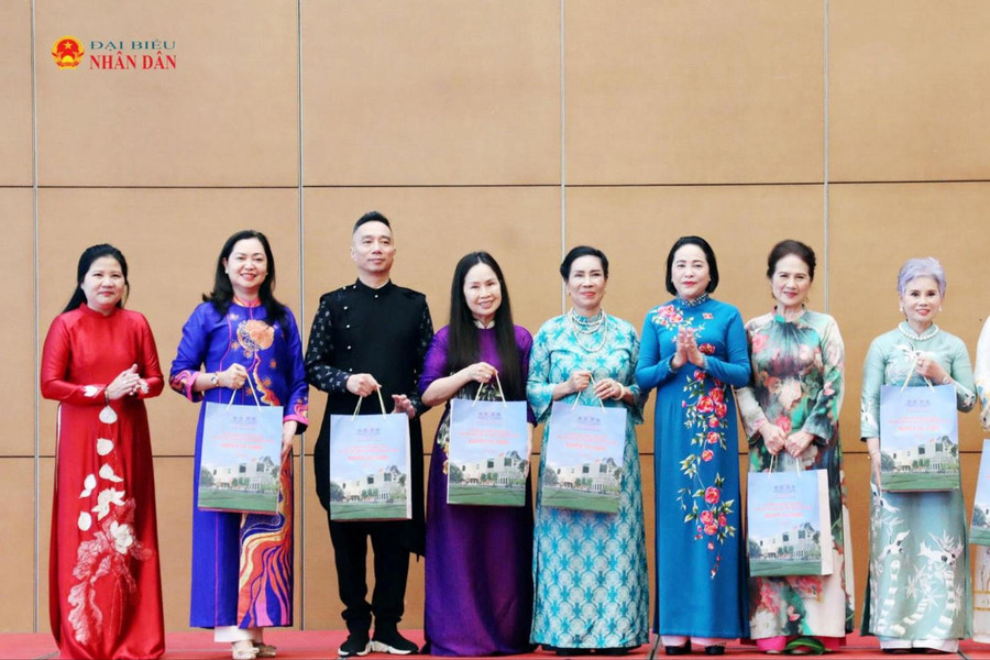 Phát huy giá trị áo dài, làm đẹp thêm đất nước, con người Việt Nam