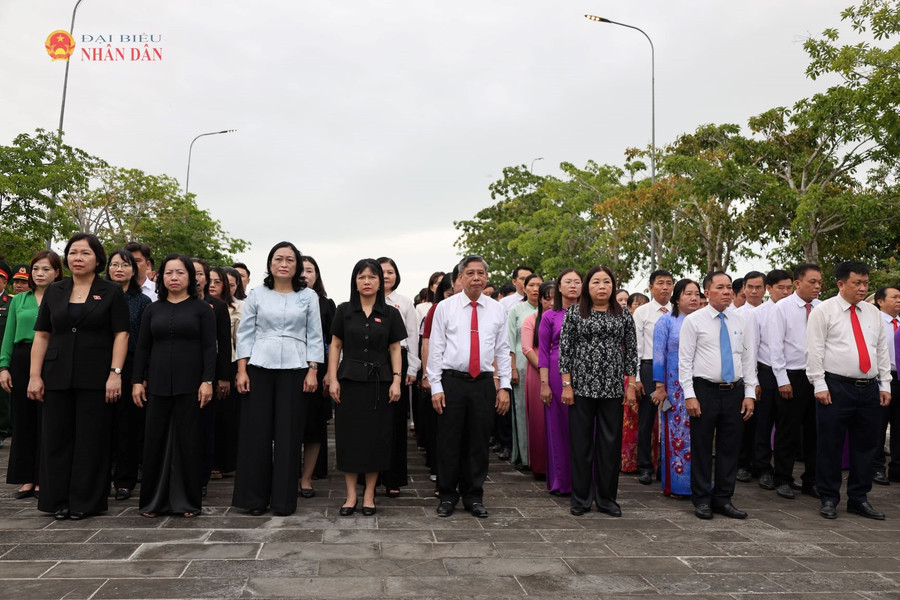 Nhóm nữ đại biểu Quốc hội và lãnh đạo TP. Cần Thơ dâng hương tại Nghĩa trang Liệt sĩ Hậu Giang
