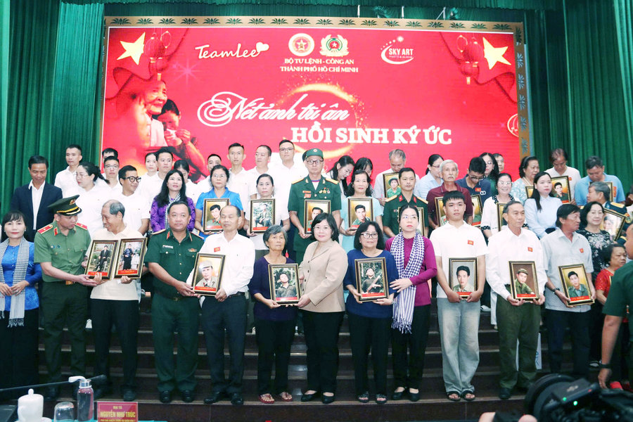 Những bức di ảnh nối lại cuộc đoàn viên