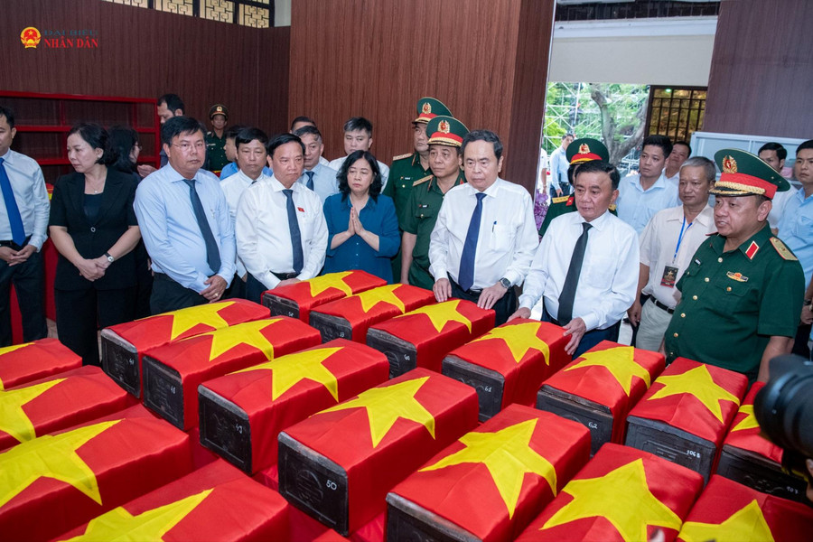 Chủ tịch Quốc hội Trần Thanh Mẫn dâng hương tưởng niệm cố Tổng Bí thư Trần Phú và các Anh hùng liệt sĩ tại Công viên Lê Thị Riêng