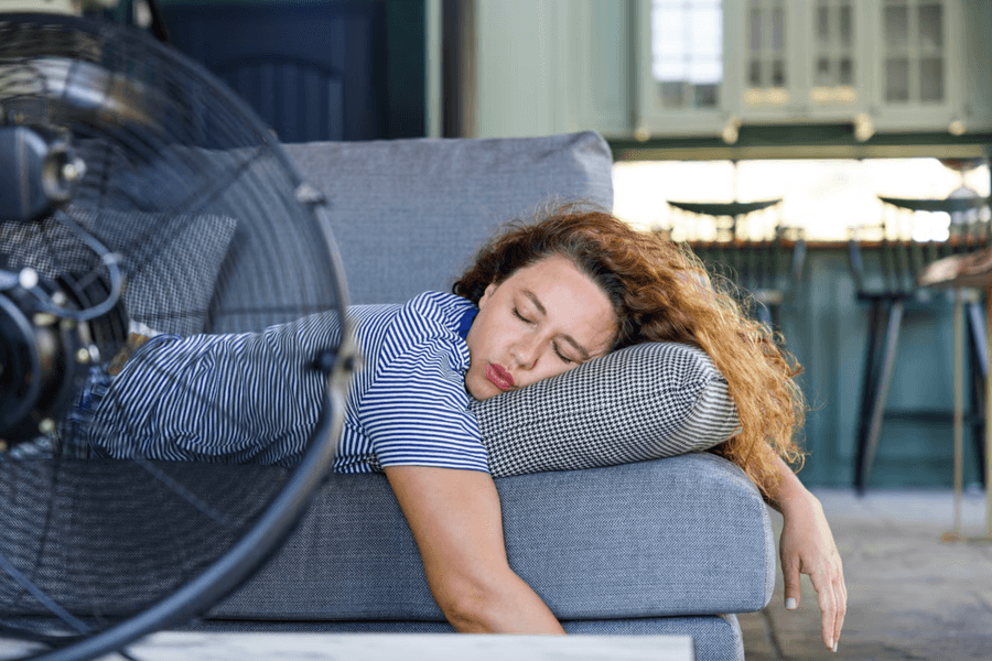Ngủ bật quạt cả đêm: Mát hơn nhưng bác sĩ cảnh báo 4 tác động không ngờ đến sức khỏe