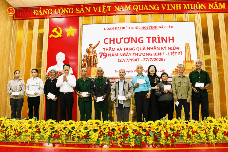 Đoàn ĐBQH tỉnh Đắk Lắk tặng quà người có công tại phường Ea Kao