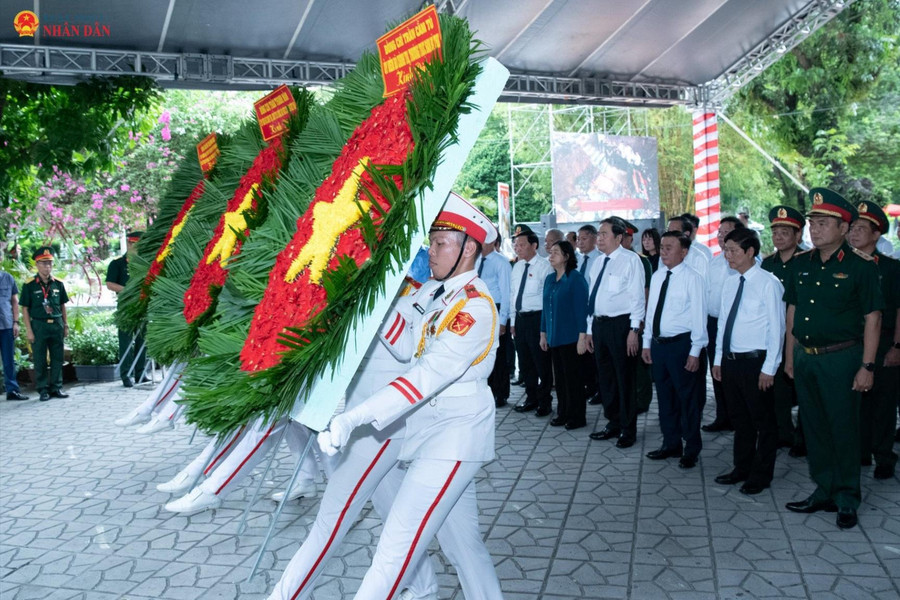 Tưởng nhớ cố Tổng Bí thư Trần Phú và các anh hùng liệt sĩ tại Công viên Lê Thị Riêng