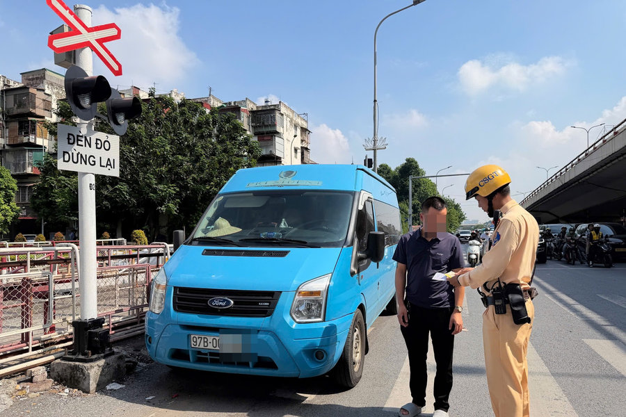 Hà Nội: Giữ vững tuyến đường "Ba nhất", xử lý nghiêm xe dừng, đỗ trái phép