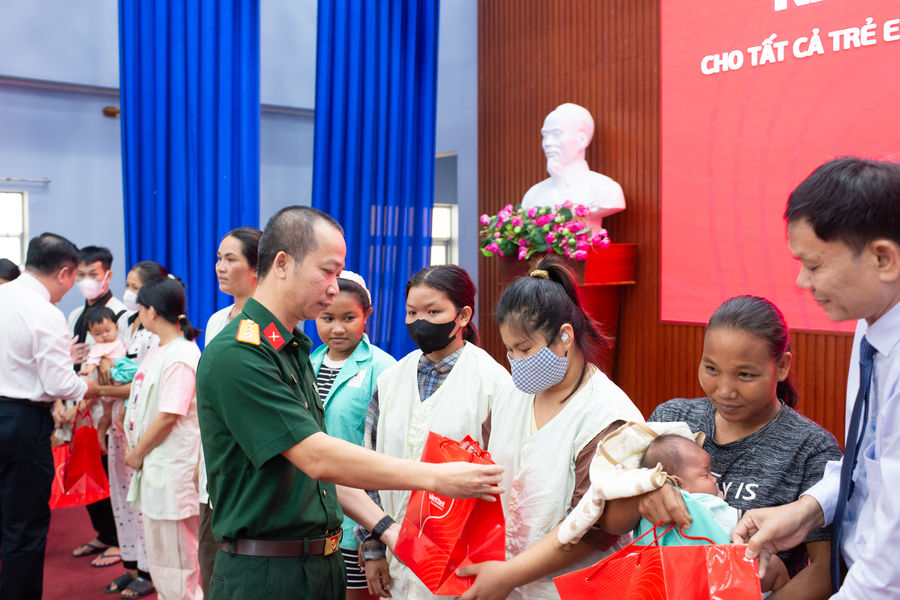 Viettel chung tay khám tim miễn phí cho hơn 600 em nhỏ tại Khánh Hòa