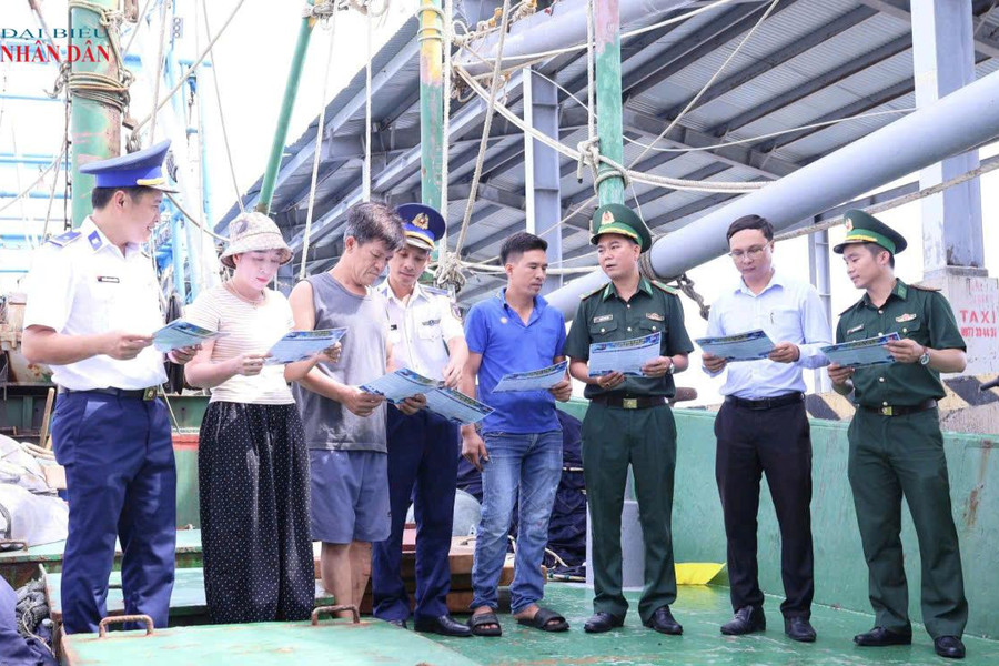 Đồn Biên phòng Triệu Vân phối hợp tuyên truyền chống khai thác IUU cho ngư dân