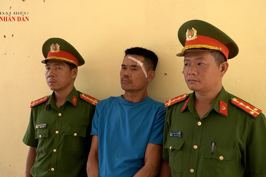 Công an tỉnh Quảng Trị khống chế đối tượng hung hãn, tước hung khí sau nhiều giờ cố thủ