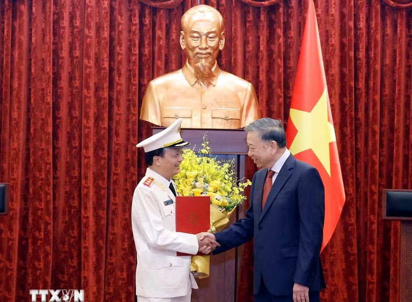 Tổng Bí thư, Chủ tịch nước Tô Lâm trao quyết định thăng quân hàm Thượng tướng cho Thứ trưởng Bộ Công an Đặng Hồng Đức