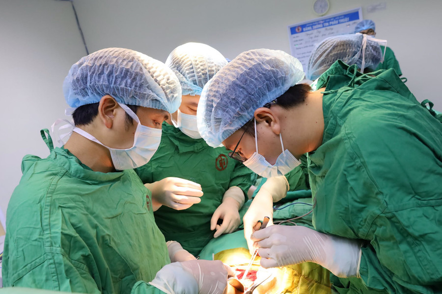 Bố 60 tuổi hiến thận cứu con trai suy thận giai đoạn cuối