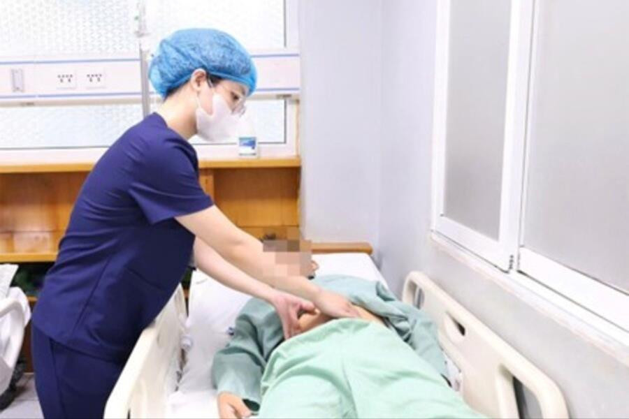 Dùng lá lộc mại chữa táo bón, bé trai nhập viện vì tan máu cấp