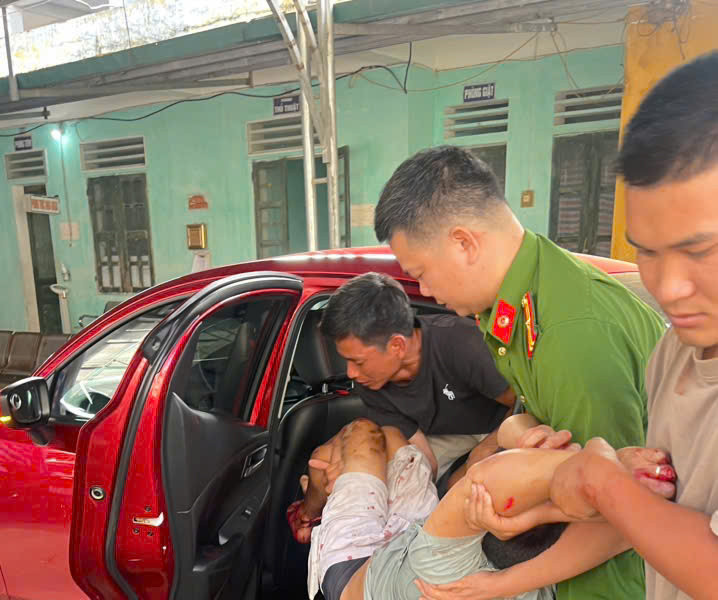 Tuyên Quang: Cán bộ Công an xã kịp thời đưa người bị tai nạn giao thông đi cấp cứu