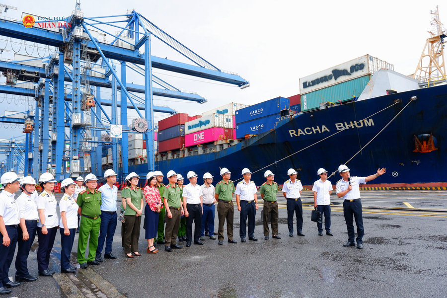 Đoàn khảo sát của Ủy ban Quốc phòng, An ninh và Đối ngoại làm việc với Tổng công ty Tân cảng Sài Gòn