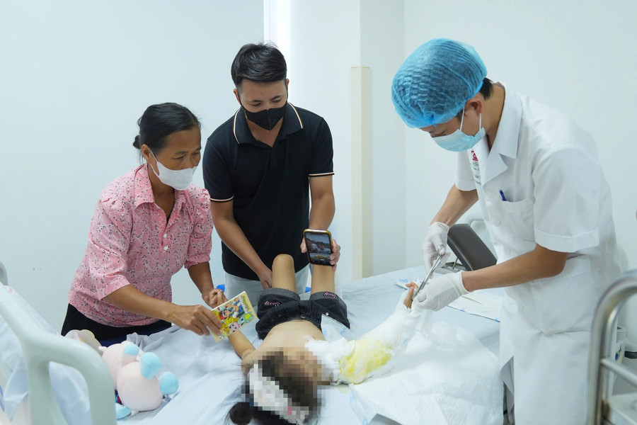 Nối lại cánh tay bệnh nhi 4 tuổi bị đứt rời do áo chống nắng cuốn vào xe máy