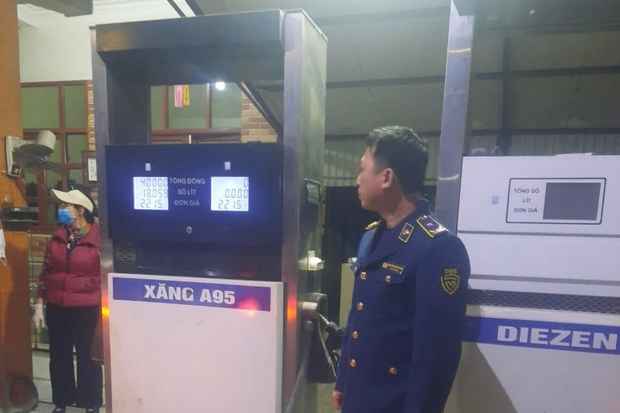 Hà Nội: Lực lượng quản lý thị trường tăng cường kiểm tra, giám sát hoạt động kinh doanh xăng dầu