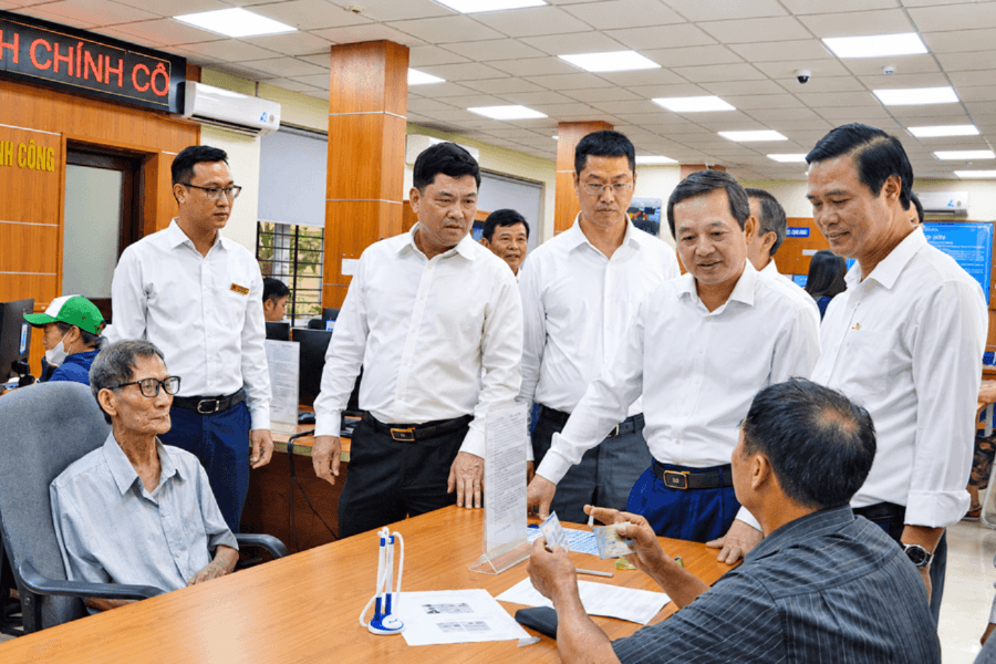 Bí thư Tỉnh ủy Bắc Ninh Nguyễn Hồng Thái thăm, kiểm tra tại Trung tâm Phục vụ hành chính công phường Từ Sơn