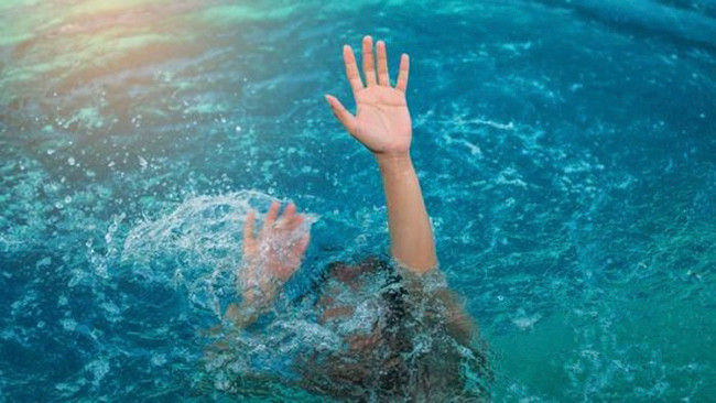 Đang đưa con đi bơi, bác sĩ cứu bé 8 tuổi ngừng tim do đuối nước