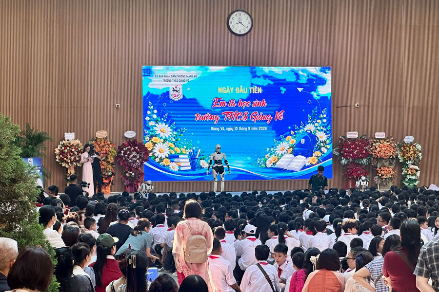 Học sinh lớp 6 Trường THCS Giảng Võ giao lưu với robot AI ngày đầu đến trường