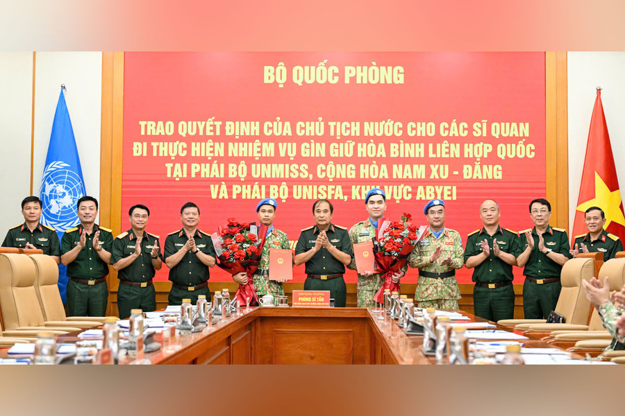 Trao Quyết định của Chủ tịch nước cho hai sĩ quan thực hiện nhiệm vụ gìn giữ hòa bình Liên Hợp Quốc