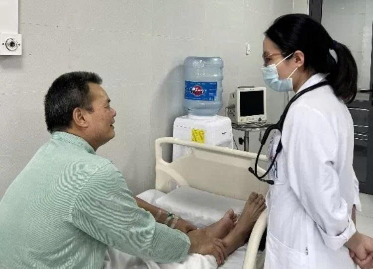Ăn thịt chó giữa đợt nghỉ xạ trị, người đàn ông ung thư xuất huyết nguy kịch